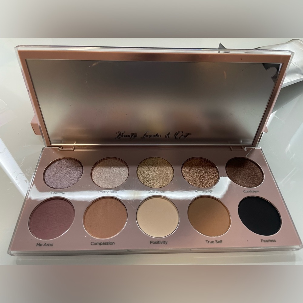 BNIB Dominique Cosmetics Essential Palette 10x1.06g